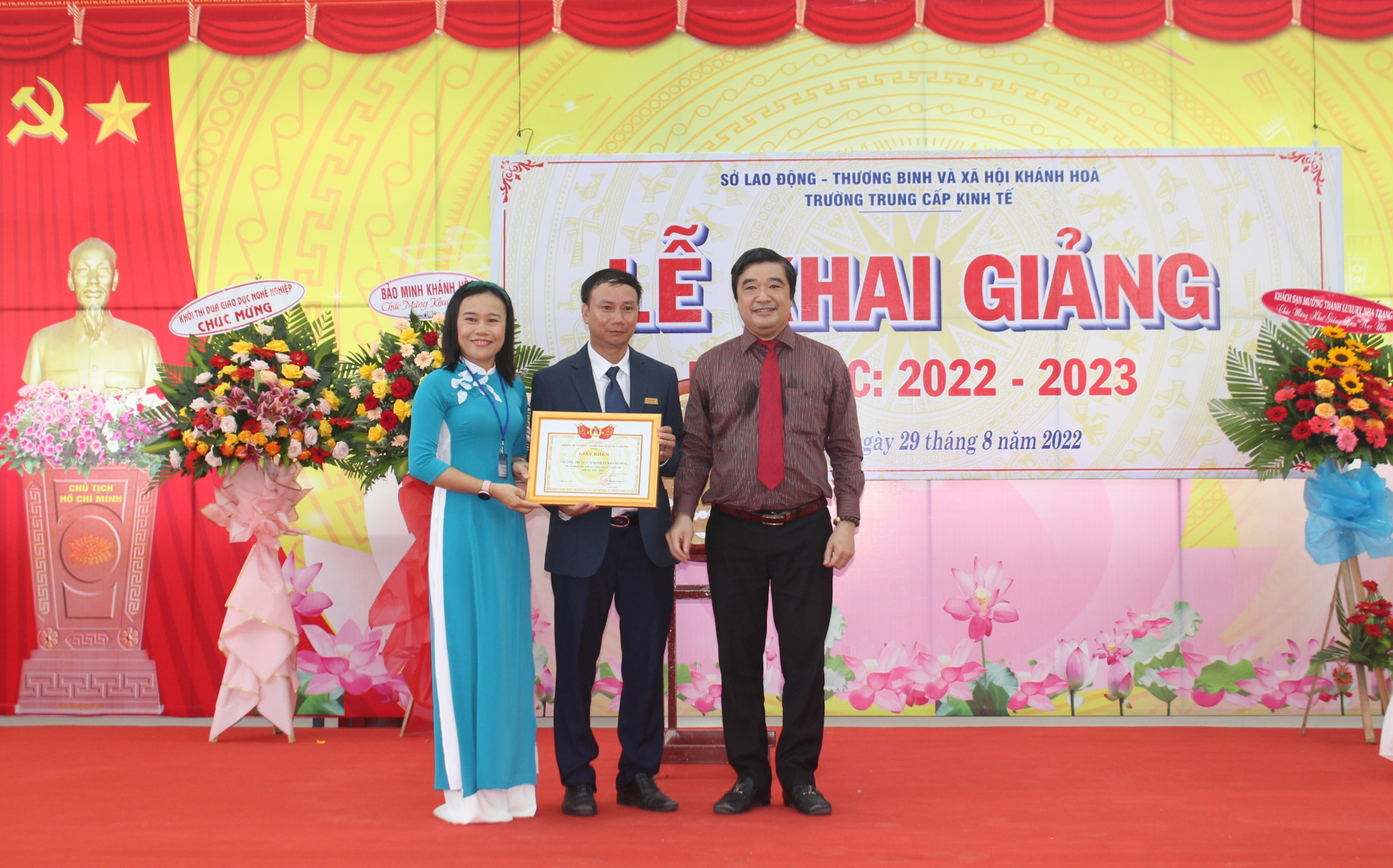 Lãnh đạo Sở Lao động - Thương binh và Xã hội trao giấy khen cho Trường Trung cấp Kinh tế Khánh Hòa.