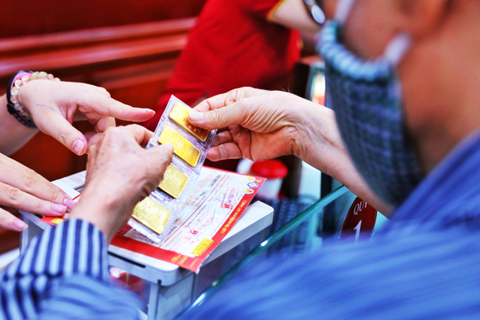 Giá vàng cắm đầu lao dốc sáng đầu tuần