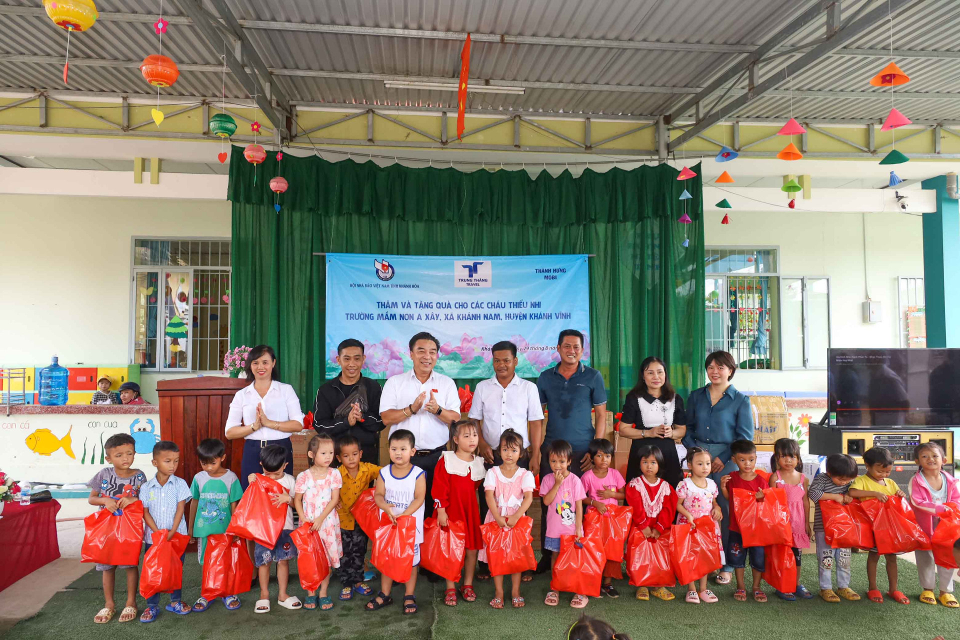 Các thành viên trong đoàn tặng quà cho học sinh Trường Mầm non A Xây.