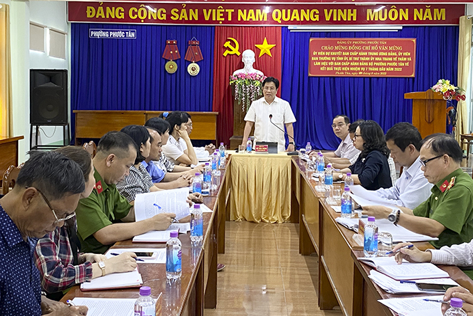Ông Hồ Văn Mừng - Bí thư Thành ủy Nha Trang làm việc với Đảng ủy phường Phước Tân