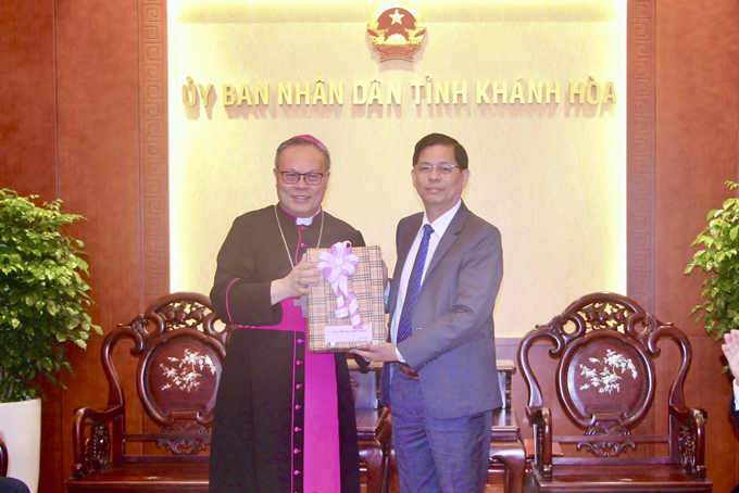 Chủ tịch UBND tỉnh Nguyễn Tấn Tuân tiếp Tổng Giám mục Giuse Nguyễn Chí Linh