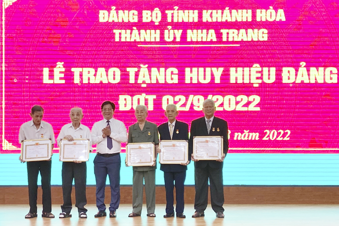 Trao tặng Huy hiệu Đảng đợt 2-9 cho 137 đảng viên