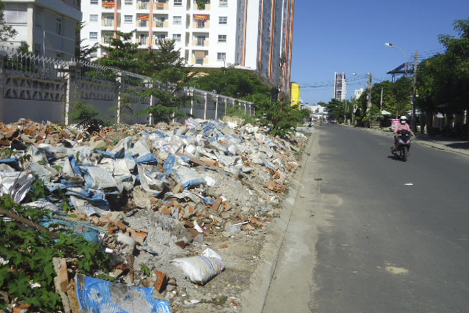 Hành lang đi bộ thành nơi đổ xà bần