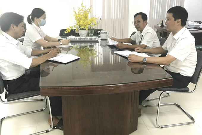 Công chức Phòng Thanh tra - Kiểm tra, Kho bạc Nhà nước Khánh Hòa trao đổi nghiệp vụ.