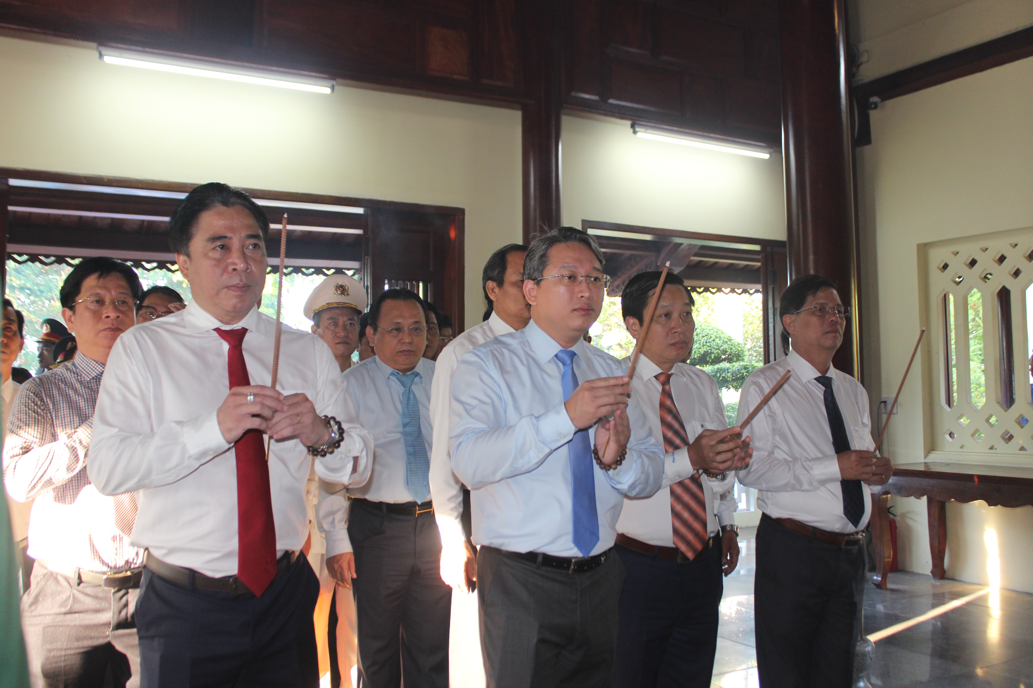 Lãnh đạo tỉnh Khánh Hòa đặt vòng hoa, dâng hương viếng Nghĩa trang liệt sĩ Hòn Dung