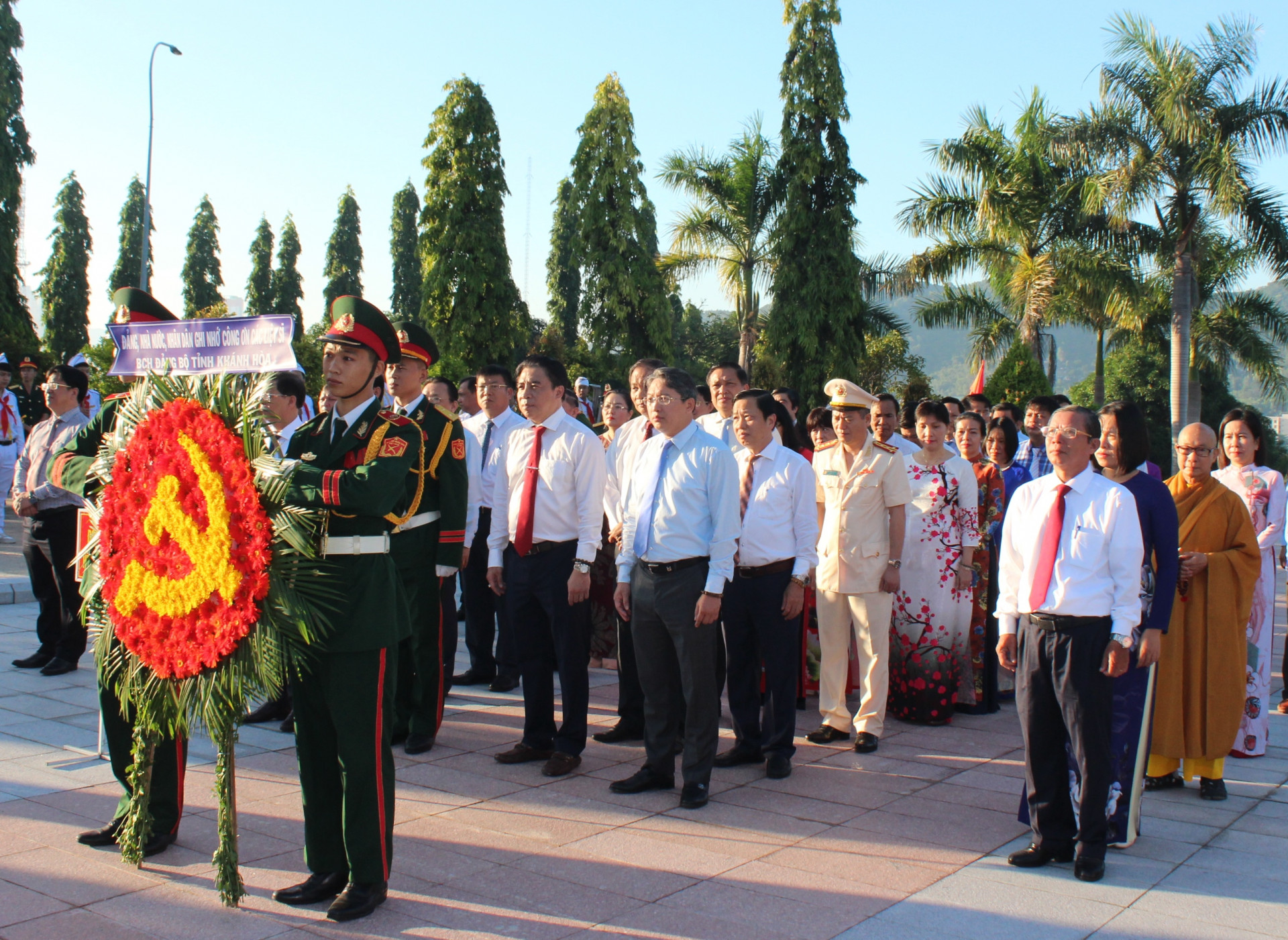 Đoàn đại biểu Ban Chấp hành Đảng bộ tỉnh do ông Nguyễn Hải Ninh dẫn đầu viếng Nghĩa trang liệt sĩ Hòn Dung.