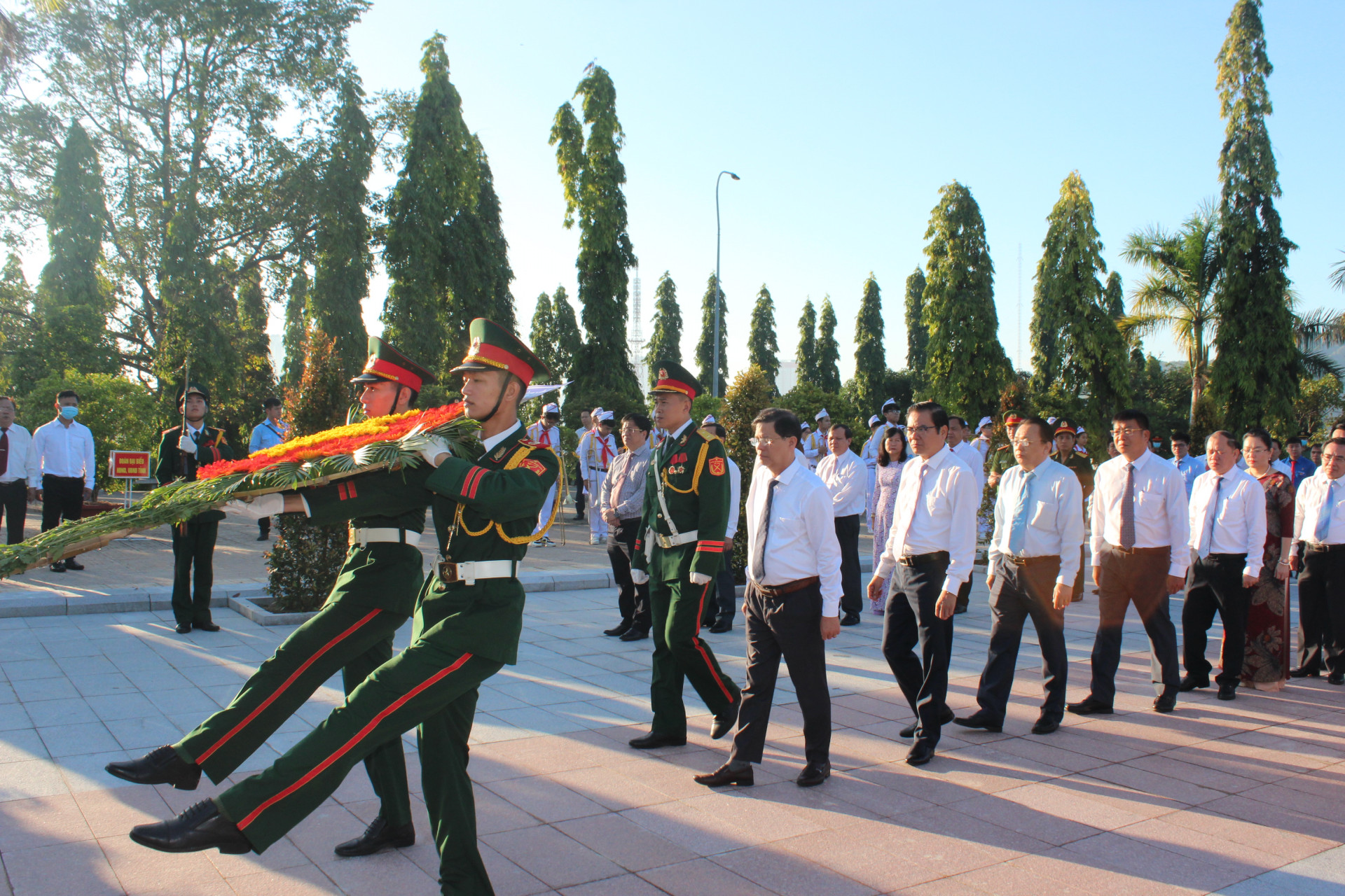 Đoàn đại biểu HĐND, UBND do ông Nguyễn Tấn Tuân dẫn đầu vào viếng.