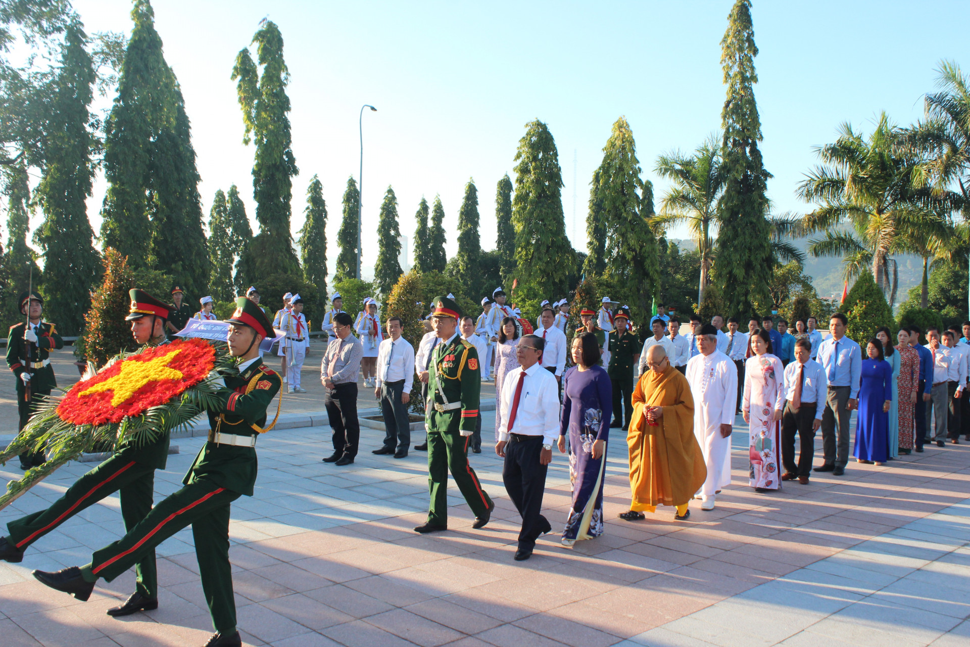 Đoàn đại biểu UBMTTQ Việt Nam tỉnh do ông Trần Ngọc Thanh dẫn đầu vào viếng.