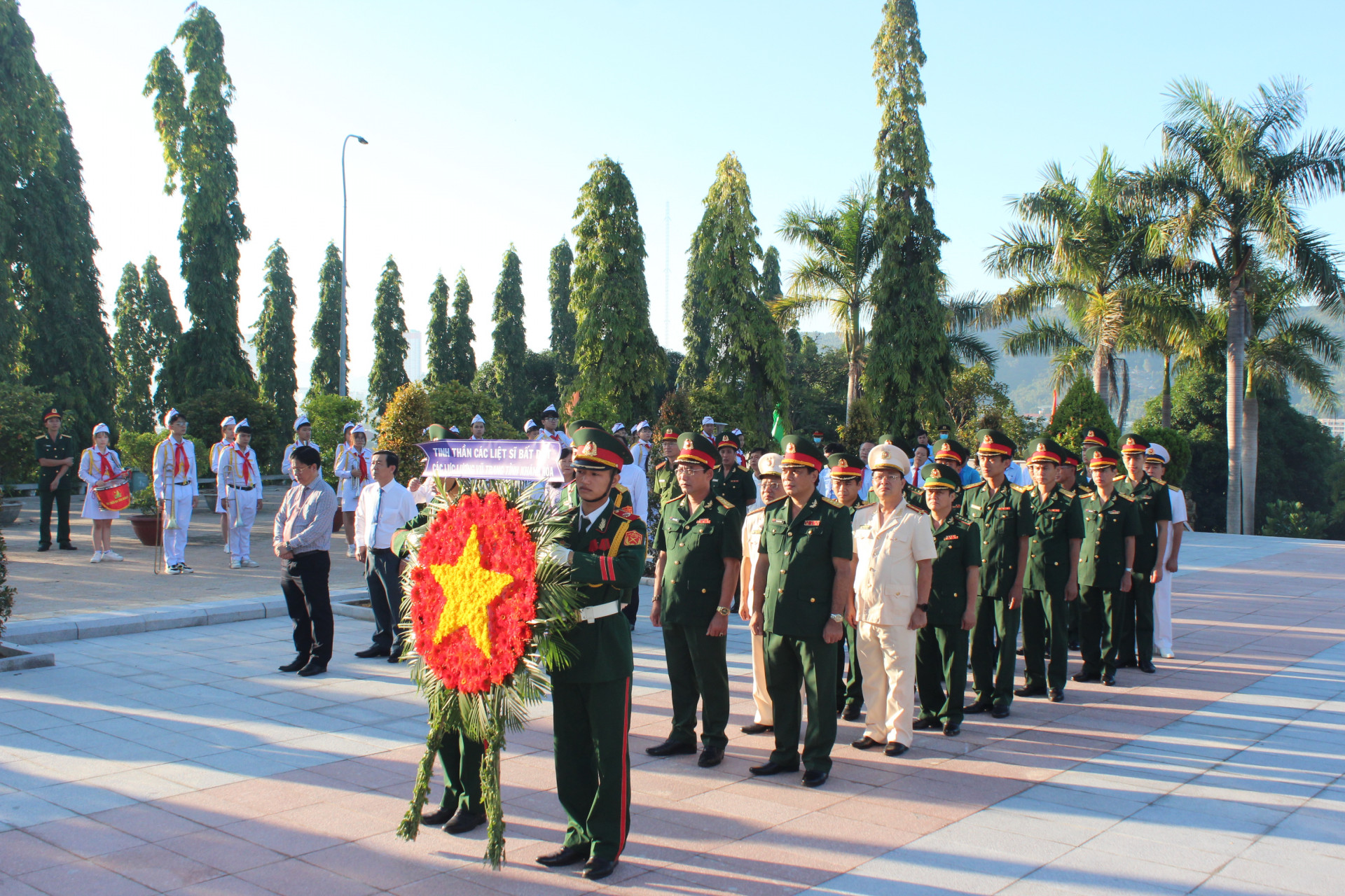 Đoàn đại biểu các lực lượng vũ trang tỉnh vào viếng.