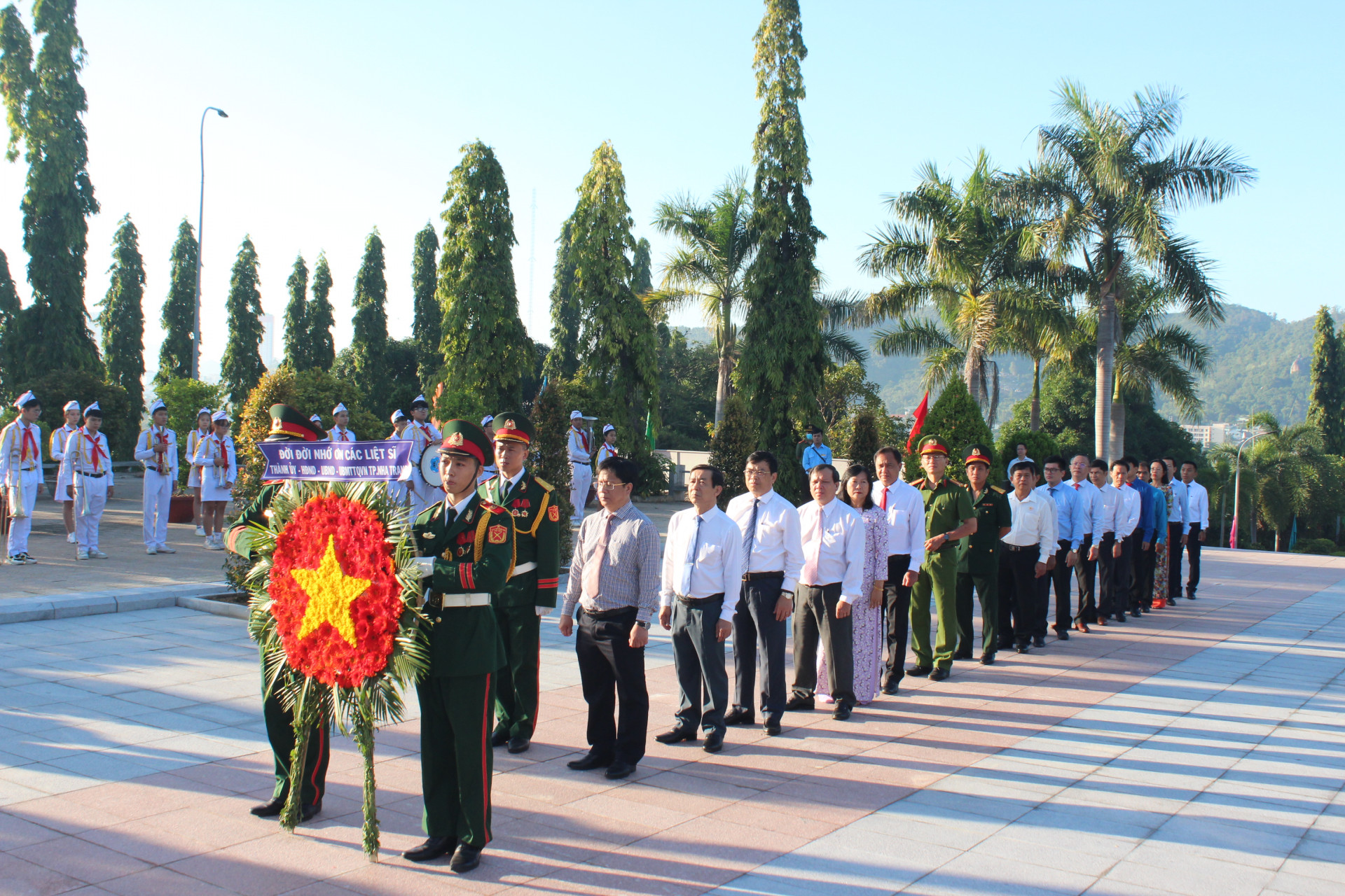 Đoàn đại biểu Thành ủy, HĐND, UBND, UBMTTQ Việt Nam TP. Nha Trang do ông Hồ Văn Mừng - Ủy viên dự khuyết Trung ương Đảng, Bí thư Thành ủy Nha Trang dân đầu vào viếng.