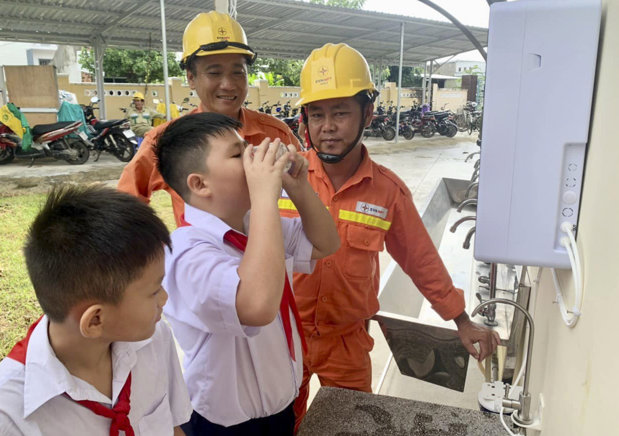 Học sinh uống thử nước từ máy lọc nước mới được tặng