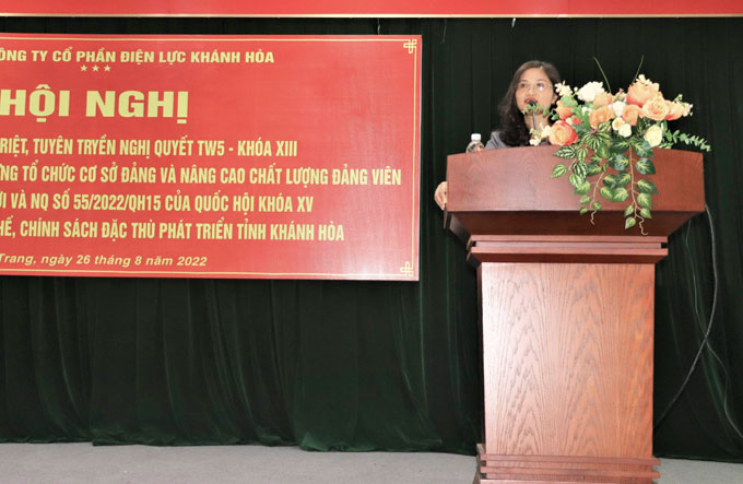 Bà Lưu Hồng Vân phổ biến các nội dung tại hội nghị.