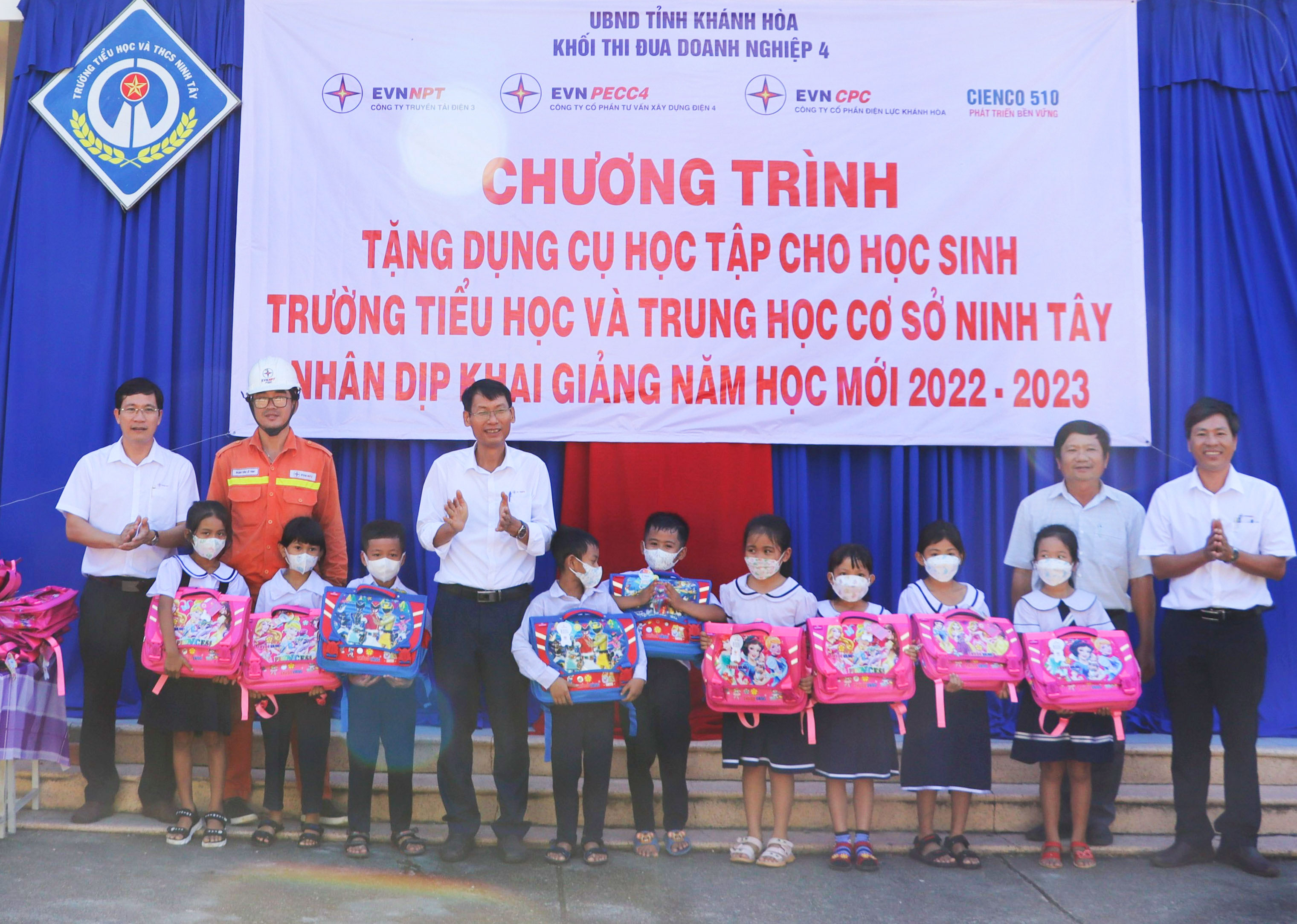Khối thi đua 4 tặng quà cho học sinh ở Ninh Tây.