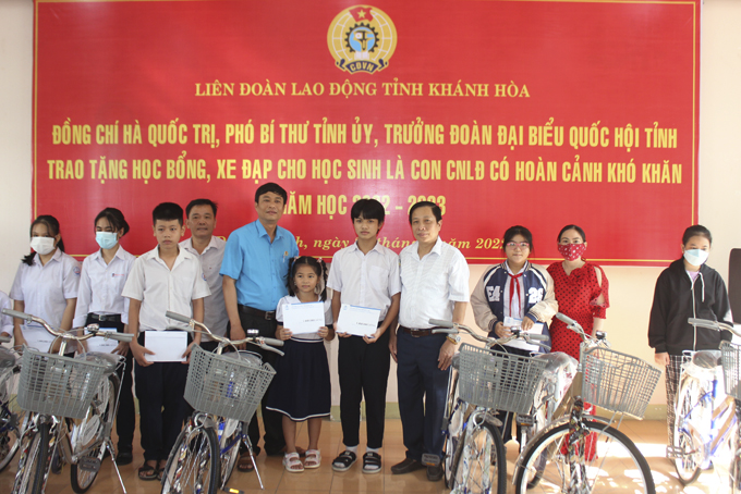 Tiếp sức cho con đoàn viên đến trường