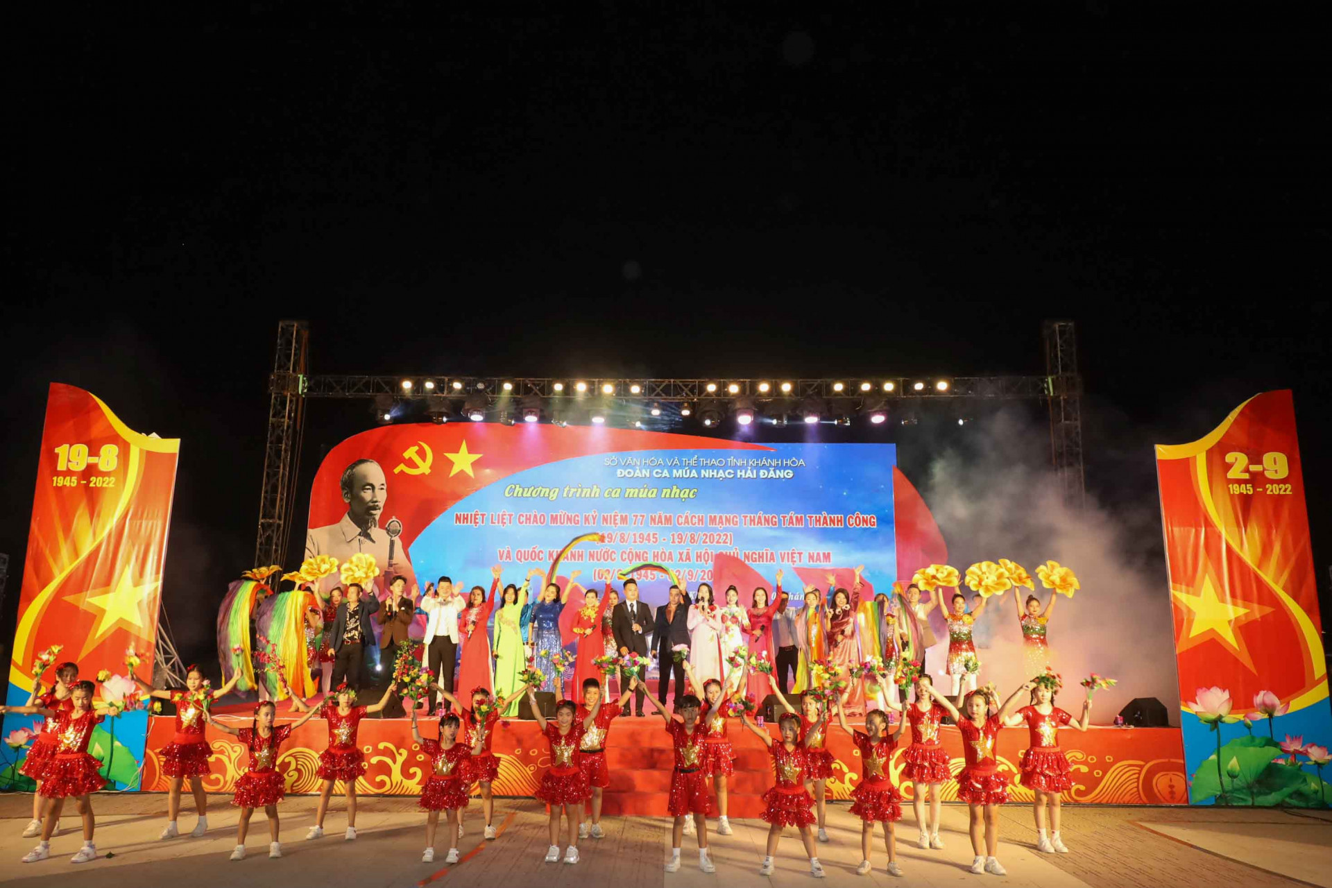 Nằm trong chuỗi các sự kiện Nha Trang mùa thu lại về, chương trình nghệ thuật Bài ca Tổ quốc đã tạo được ấn tượng với khán giả. 