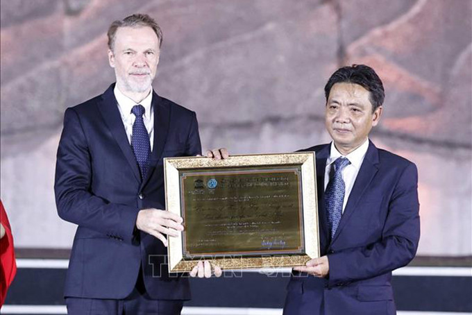 Ông Christian Manhart, Trưởng Đại diện UNESCO tại Việt Nam trao Bằng ghi danh  "Thực hành Then của người Tày, Nùng, Thái ở Việt Nam " vào danh sách Di sản văn hóa phi vật thể đại diện của nhân loại cho Thứ trưởng Bộ Văn hóa, Thể thao và Du lịch Hoàng Đạo Cương. Ảnh: Thống Nhất/TTXVN