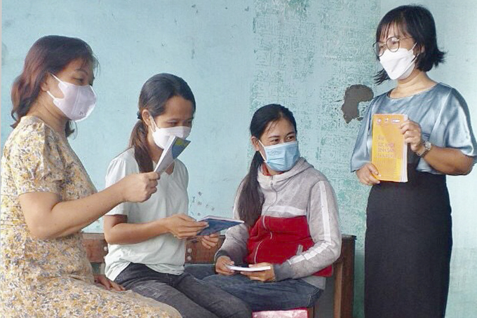 Cộng tác viên tuyên truyền đến người dân về công tác dân số.