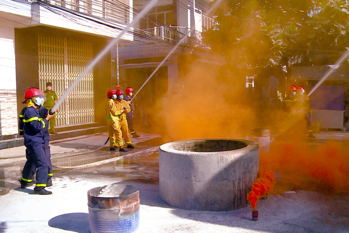 Xã Vĩnh Lương: Diễn tập phương án chữa cháy tại khu dân cư