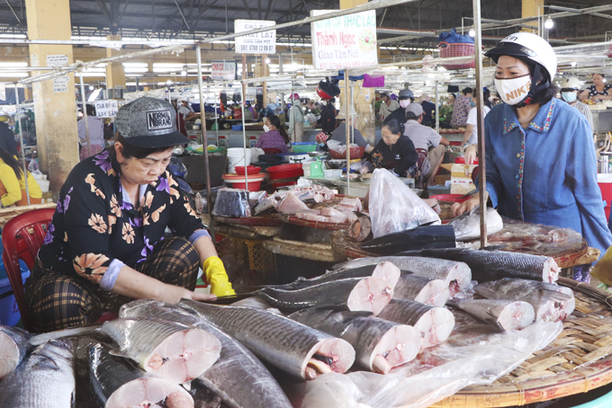 Thị trường dịp lễ 2-9: Hàng hóa dồi dào, sức mua chậm