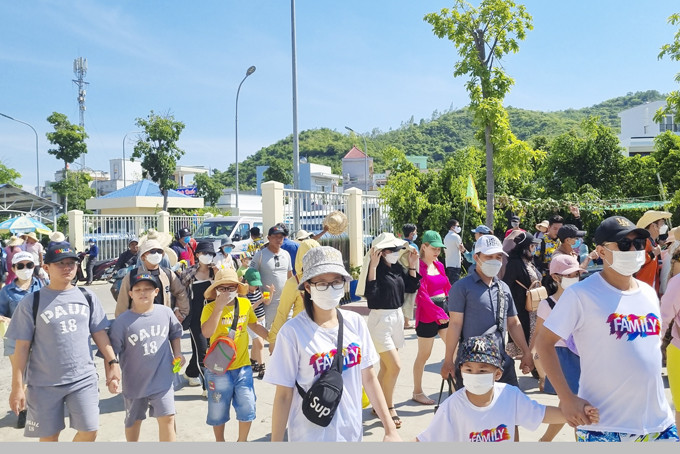 Khách du lịch đến Bến tàu du lịch Nha Trang để đi tham quan tour biển đảo trong ngày 2-9.