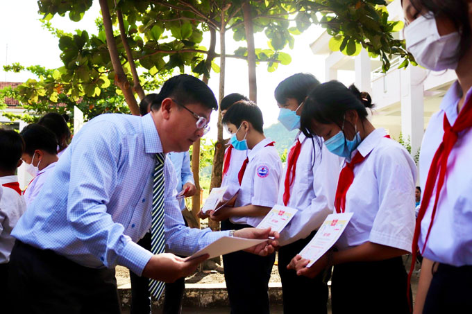 Ông Lê Hoàng Triều - Phó Tổng biên tập Báo Khánh Hòa trao học bổng cho học sinh Trường THCS A. Yersin.