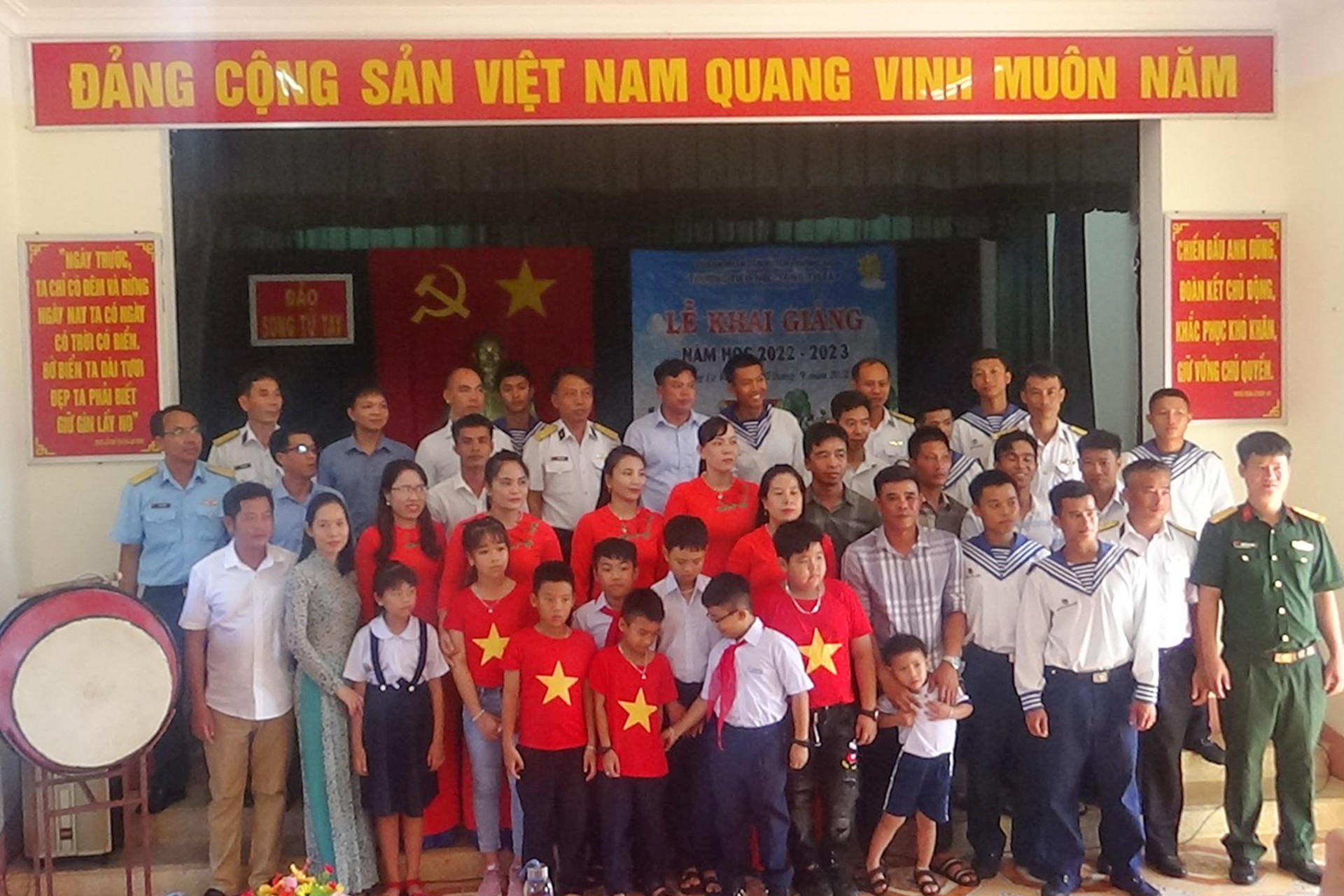 Chính quyền địa phương và các lực lượng công tác trên đảo Song Tử Tây chụp ảnh lưu niệm cùng thầy và trò Trường Tiểu học Song Tử Tây tại lễ khai giảng