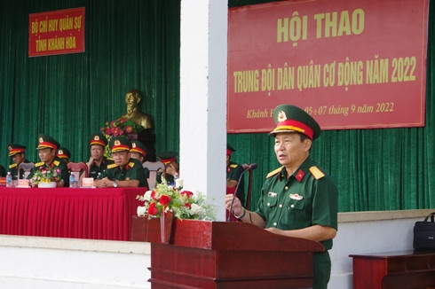 Đại tá Lê Công Chín phát biểu khai mạc hội thao.