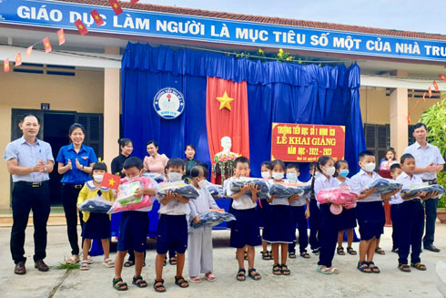 Đại diện Công đoàn cơ sở và Chi đoàn Xí nghiệp May Khatoco  tặng quà cho các em học sinh tại trường Tiểu học Ninh Ích 1.
