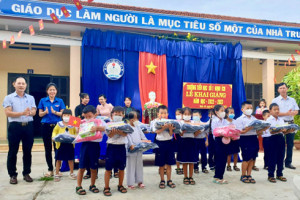 Công đoàn Tổng công ty Khánh Việt tặng 820 phần quà cho các em học sinh có hoàn cảnh khó khăn