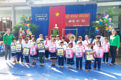 Đại diện Công đoàn cơ sở và Chi đoàn Công viên Du lịch Yang Bay tặng quà cho các em học sinh tại trường Tiểu học Khánh Phú.