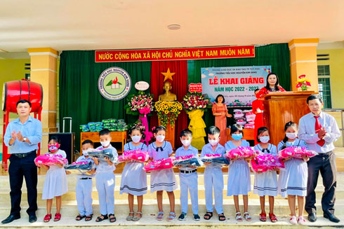 Đại diện Công đoàn cơ sở và Chi đoàn Nhà máy Thuốc lá Khatoco Phú Yên tặng quà cho các em học sinh tại trường Tiểu học Kim Vang – Tp Tuy Hòa.