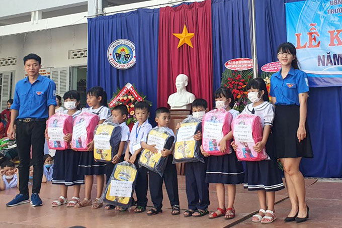 Đại diện Công đoàn cơ sở và Chi đoàn Nhà máy Thuốc lá Khatoco Khánh Hòa  tặng quà cho các em học sinh tại trường Tiểu học Vĩnh Trường.