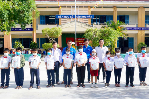 Đại diện Công đoàn cơ sở và Chi đoàn Công ty Cổ phần Thức ăn chăn nuôi Khatoco tặng quà cho các em học sinh tại trường Tiểu học Ninh Phụng.