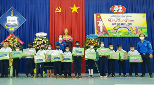 Đại diện Công đoàn cơ sở và Chi đoàn Công ty Cổ phần Đông Á  tặng quà cho các em học sinh tại trường Tiểu học Vĩnh Phương 2.