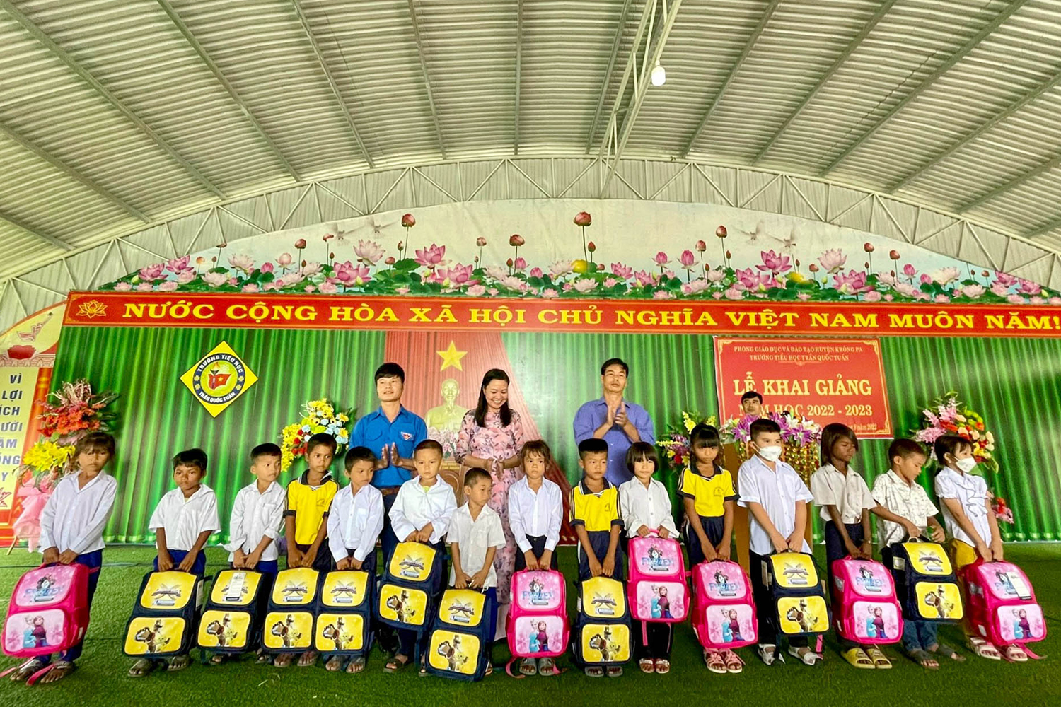Đại diện Công đoàn cơ sở và Chi đoàn Chi nhánh Gia Lai tặng quà cho các em học sinh tại trường Tiểu học Trần Quốc Tuấn – huyện Krông Pa.
