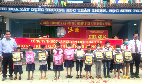 Đại diện Công đoàn cơ sở và Chi đoàn Công ty Thuốc lá Nguyên liệu Khatoco tặng quà cho các em học sinh tại trường Tiểu học Kim Đồng – huyện EA Súp.