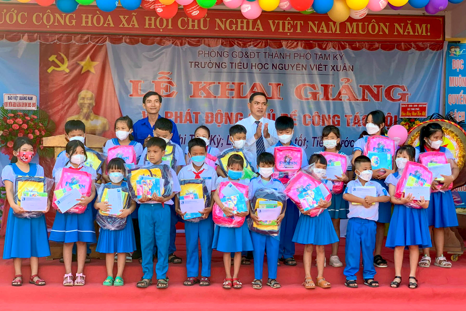 Đại diện Công đoàn cơ sở và Chi đoàn Trung tâm Giống Đà điểu Khatoco Quảng Nam tặng quà cho các em học sinh tại trường Tiểu học Nguyễn Viết Xuân – TP. Tam Kỳ.