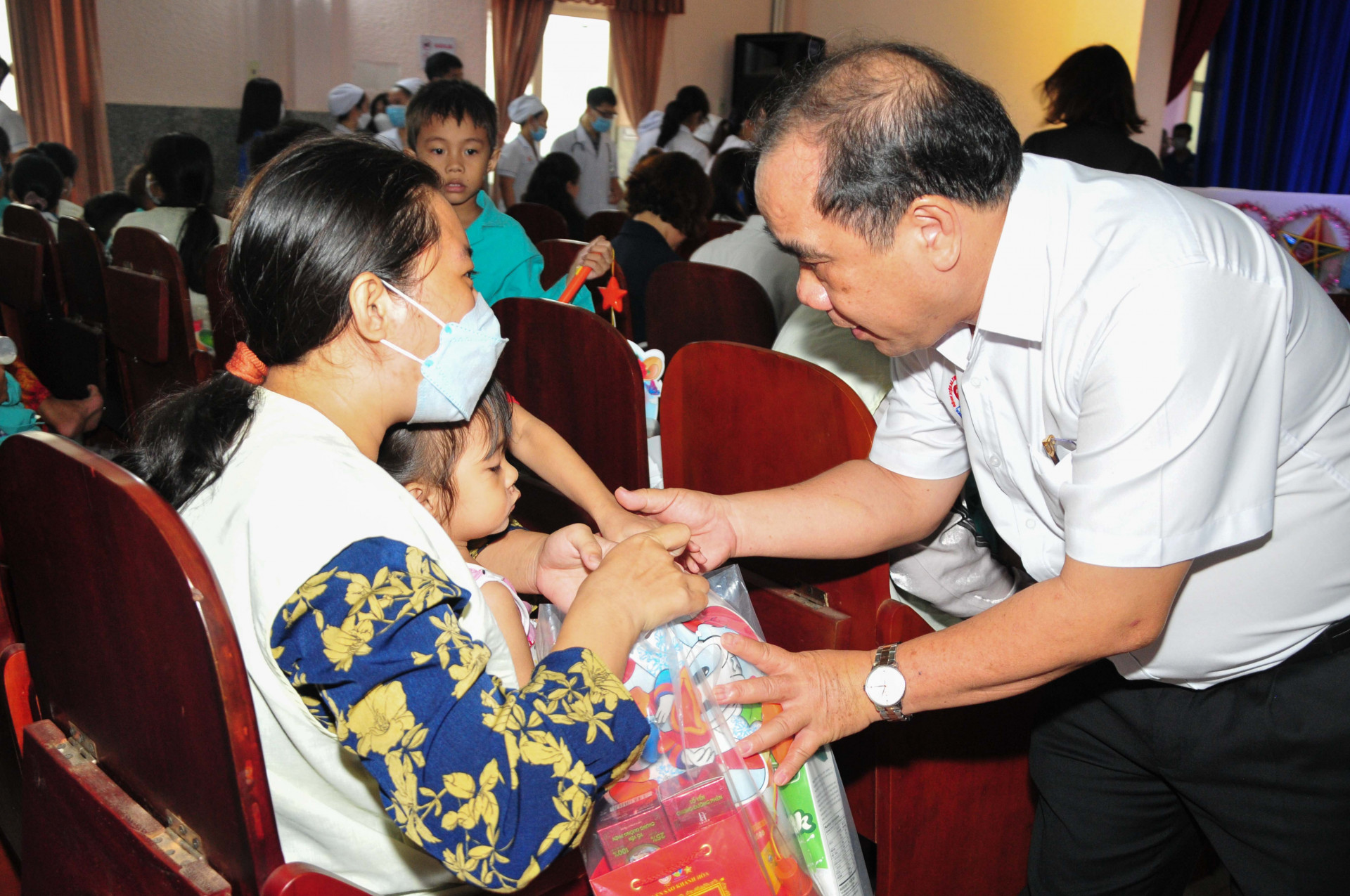 Lãnh đạo Bệnh viện Đa khoa tỉnh trao quà cho các bệnh nhi