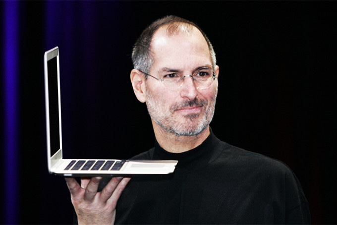  Steve Jobs giới thiệu MacBook Air năm 2008. 