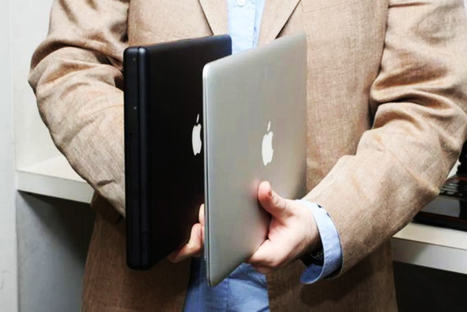  MacBook Air 2008 (phải) bên cạnh MacBook 13 inch màu đen polycarbonate. 
