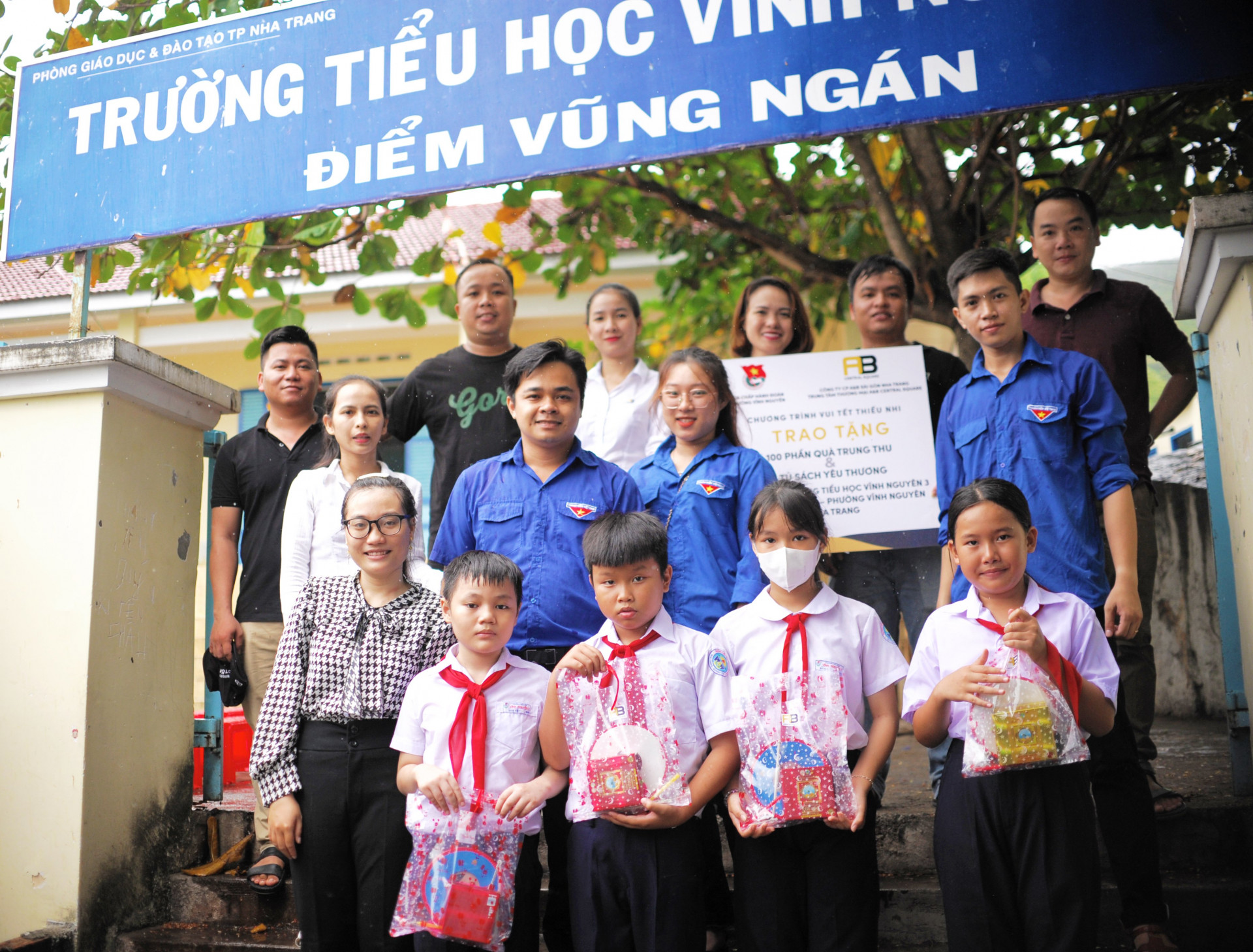 Đại diện AB Central Square và Đoàn phường Vĩnh Nguyên trao tặng “Tủ sách yêu thương” cùng quà Trung thu cho các em học sinh điểm trường Vũng Ngán