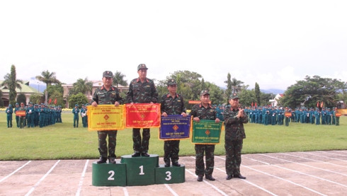 Đại tá Lê Công Chín trao giải toàn đoàn cho các đơn vị đạt thành tích xuất sắc.