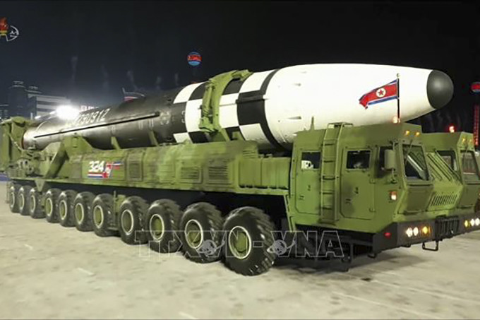 Mẫu tên lửa đạn đạo xuyên lục địa (ICBM) mới của Triều Tiên được giới thiệu trong cuộc duyệt binh kỷ niệm 75 năm thành lập đảng Lao động Triều Tiên tại Bình Nhưỡng. Ảnh tư liệu: Yonhap/TTXVN