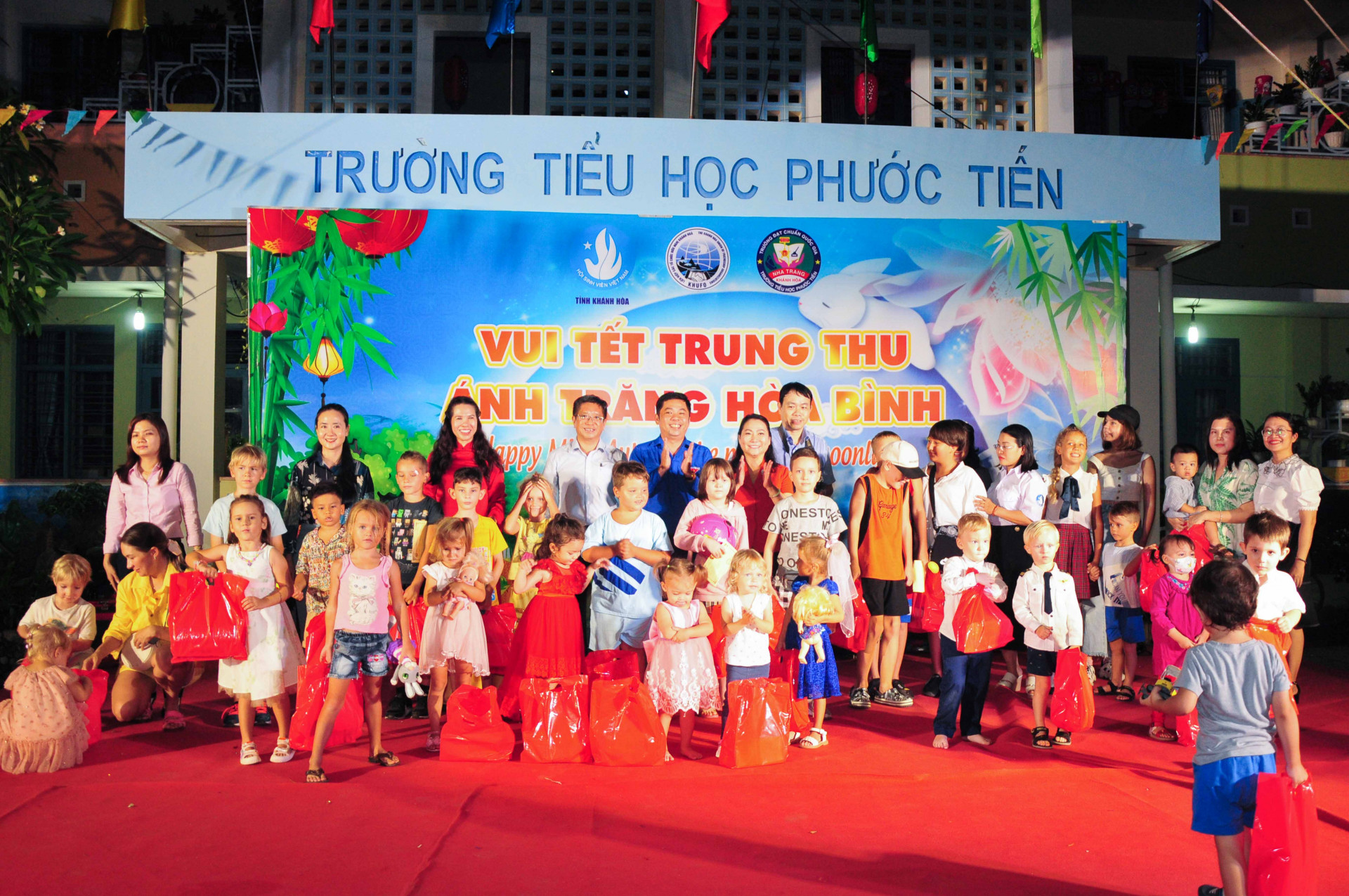 Ban Tổ chức trao quà Trung thu cho các em thiếu nhi con của kiều bào, người nước ngoài