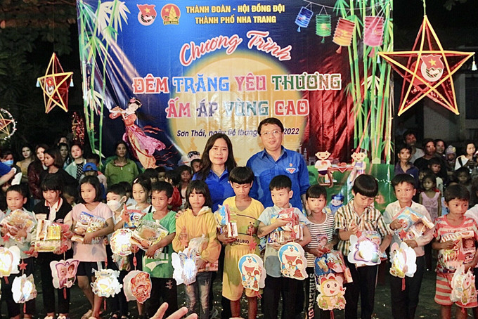 Thành đoàn - Hội đồng Đội TP. Nha Trang tổ chức chương trình Trung thu  cho thiếu nhi xã Sơn Thái (huyện Khánh Vĩnh).