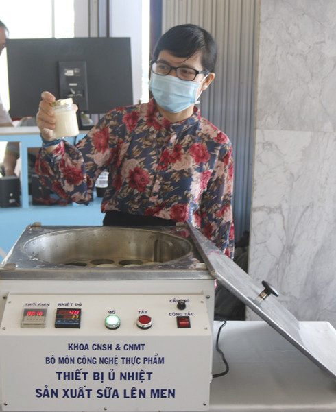 Cô Nguyễn Thị Minh Tùy với thiết bị ủ nhiệt lên men sữa.