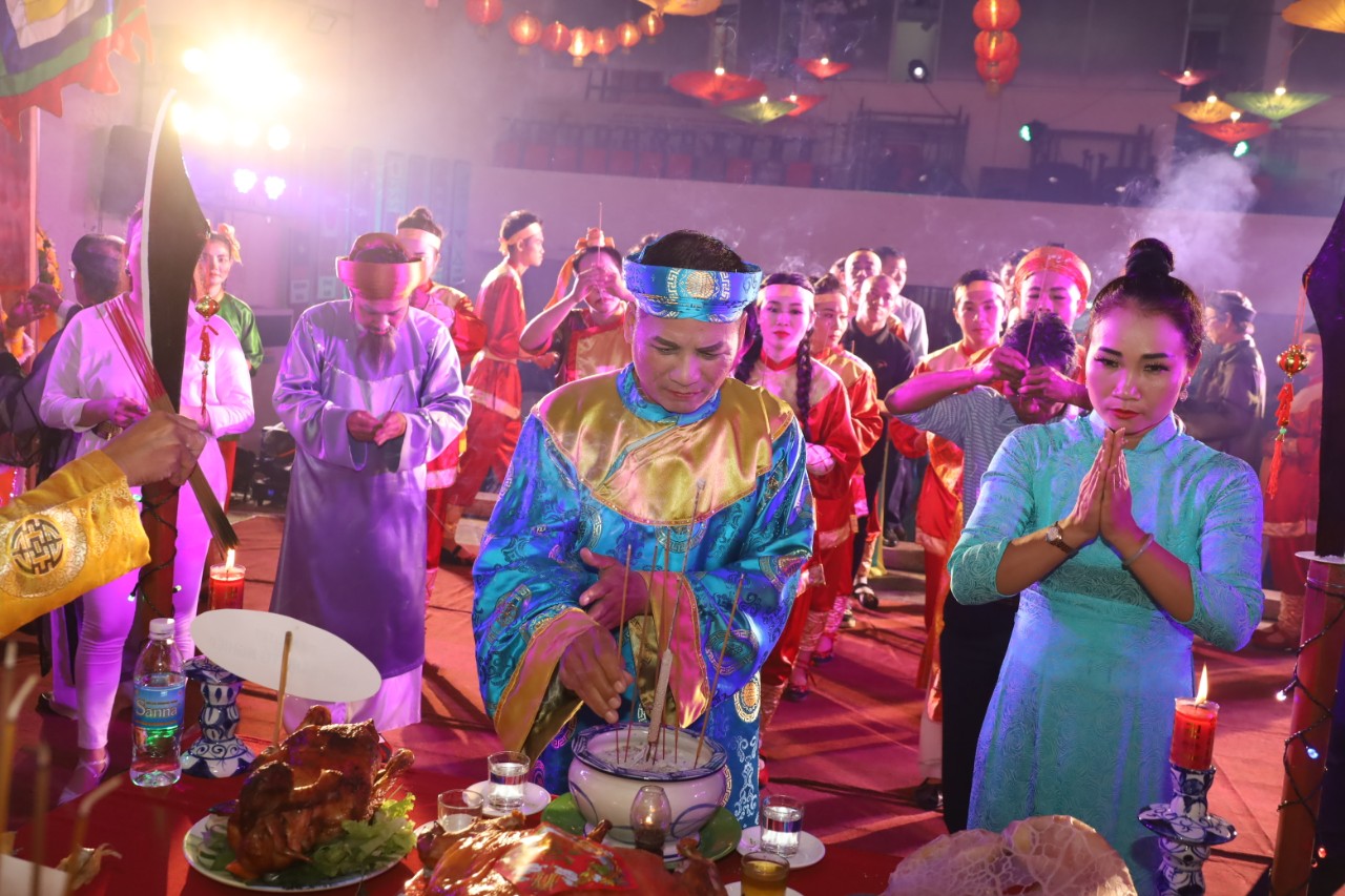 Artists and actors of Khanh Hoa Provincial Traditional Art Theatre offer incense to ancestors of the theatre
