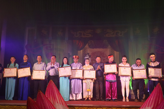 Offering certificates of merit of the provincial People's Committee to artists with high achievements at the 2022 National Tuong and Folk Drama Festival