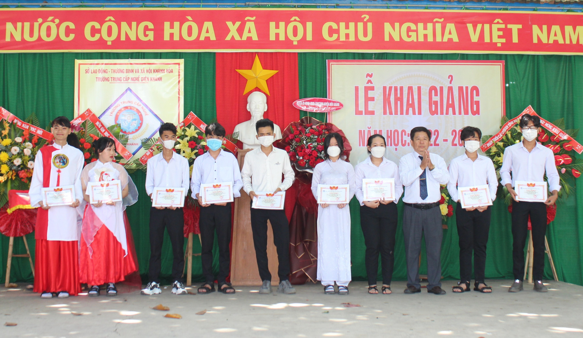  Lãnh đạo Trường Trung cấp nghề Diên Khánh khen thưởng những học sinh có thành tích học tập tốt.