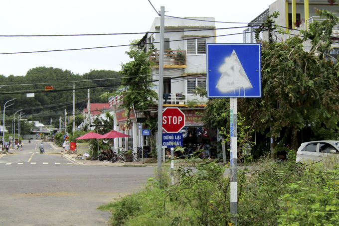 Biển báo bị xóa bằng sơn